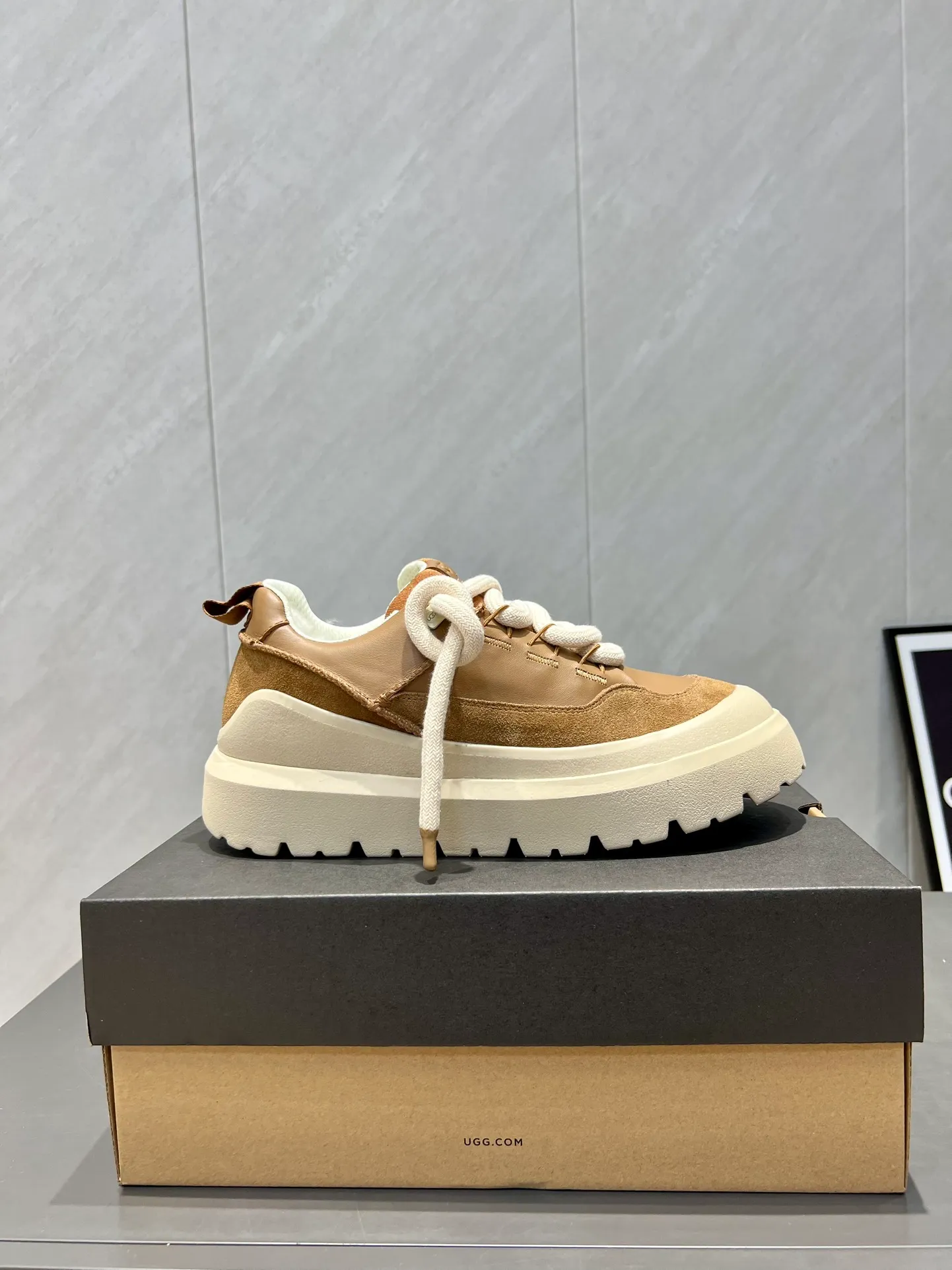 Factory: Couple P620💰 "Exclusive top version" UGG~25vs popular platform thick-soled casual shoes series... [Couple's thick-soled Maori casual shoes] A shoe that will not clash with shirts, simple partition design ➕ spotted outsole, silk curly upper, a must-have for autumn and winter, can be worn with any pants or skirt, very comfortable and good-looking... ❶Fabric: Original customized cow ➕ Sheepskin ❷Inner lining: original customized wool ❸Feet: original customized sheepskin ❹Outsole: original molded foam outsole ❺Number: 35-44 (Female 41. Male 45. Customized, non-returnable) ❻Packaging: Original full set of packaging ☀Color: Official website updated simultaneously